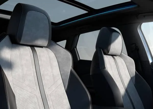 Interior y techo panor&aacute;mico de la Peugeot 3008.