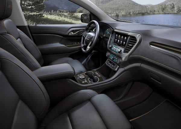 Interior y tablero de instrumentos de la GMC Acadia.