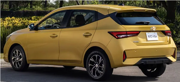 Vista lateral y trasera del Chevrolet Aveo HB.