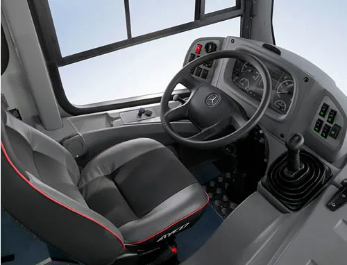 Asiento conductor y tablero del autob&uacute;s Mercedes-Benz AYCO Sigma OF.