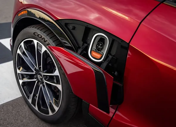 Acercamiento al puerto de carga el&eacute;ctrica de la Chevrolet Blazer EV.