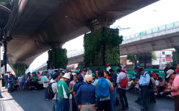 Bloqueo de una importante vialidad por parte de ciudadanos defraudados.