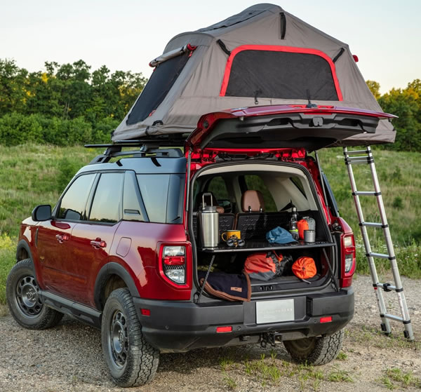 Ford Bronco Sport con accesorios y equipo de camping.
