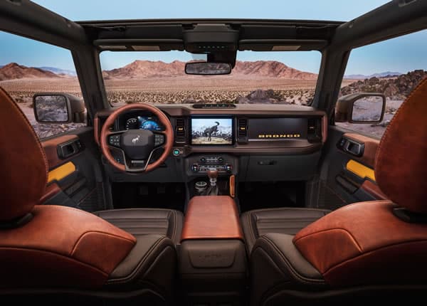 Interior y tablero de instrumentos de la Ford Bronco.