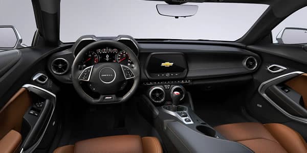 Interior y tablero de instrumentos del Chevrolet Camaro.