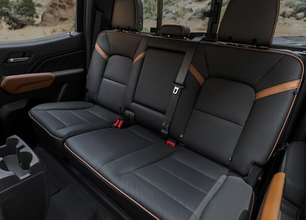 Cabina interior y asientos traseros de la GMC Canyon. Cabina interior y asientos traseros de la GMC Canyon.