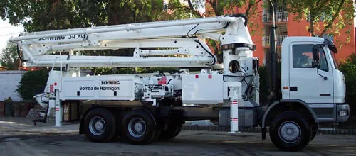 ASTRA HD9 6x4 con aplicaci&oacute;n de bomba de concreto.