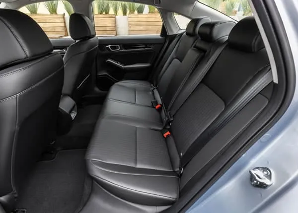 Asientos traseros del Honda Civic Sed&aacute;n.