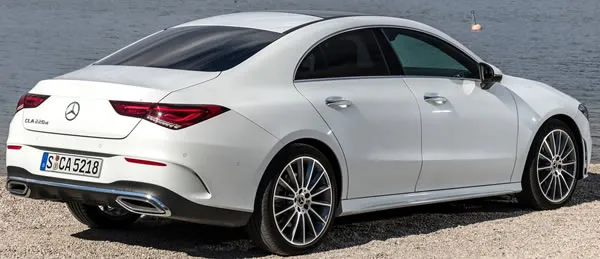 Vista lateral y trasera del Mercedes-Benz CLA Coup&eacute;.