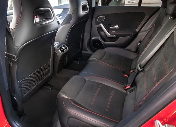 Asientos traseros del Mercedes-Benz CLA Coup&eacute;.