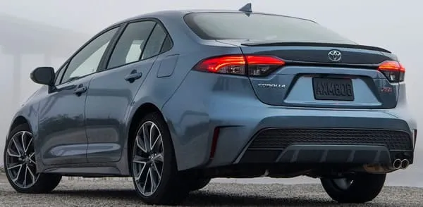 Vista trasera y lateral del Toyota Corolla.