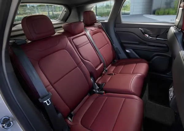 Asientos traseros e interior de la Lincoln Corsair.