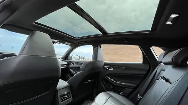 Asientos traseros y techo panor&aacute;mico de la Changan CS55 Plus.