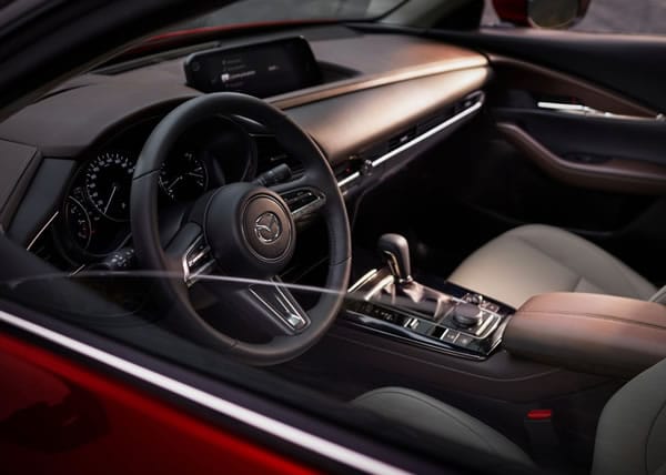Interior y tablero de la Mazda CX-30.