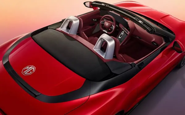 Panorama del roadster MG Cyberster Trophy descapotado.