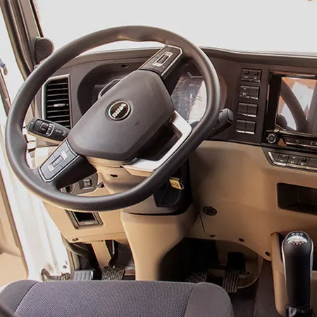 Interior y panel instrumentos DINA D700 6x4.