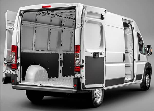 FIAT Ducato vista trasera y puertas abiertas.