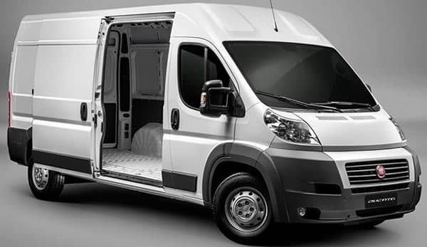 FIAT Ducato puerta lateral abierta.