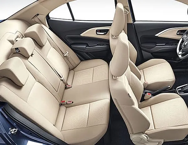 Asientos traseros del Suzuki Dzire Boostergreen.