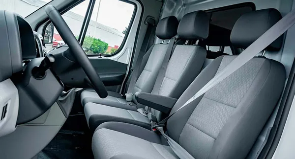 Cabina operarios de la JAC E Sunray.