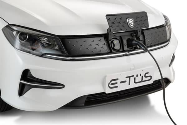 SEV E-Tüs sedán, con cargador eléctrico delantero. SEV E-Tüs sedán, con cargador eléctrico delantero.