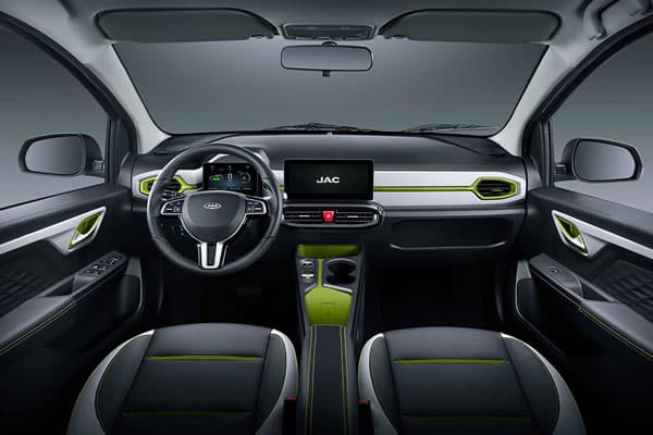 Interior y tablero frontal del JAC E 10X.