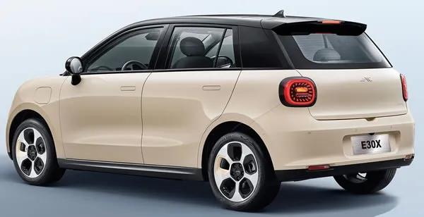 Vista lateral y trasera del JAC E30X.