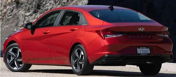 Vista trasera y lateral del Hyundai Elantra.