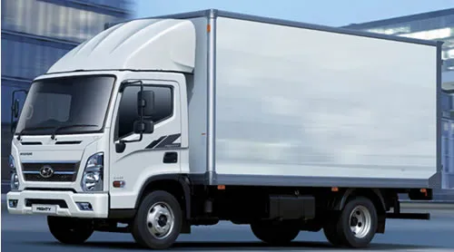 Cami&oacute;n Hyundai Mighty EX-8 con aplicaci&oacute;n de caja seca y deflector de aire.