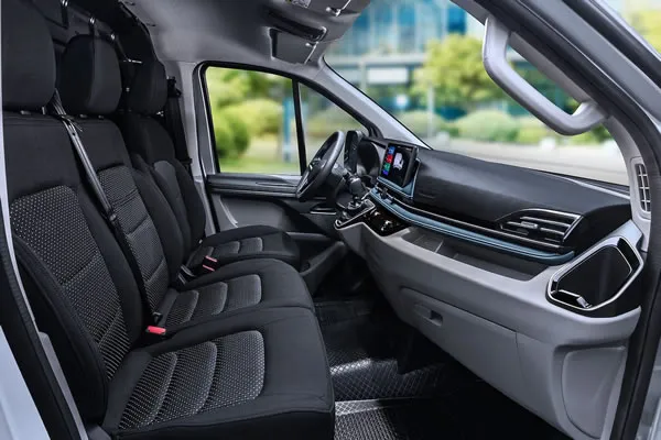 Vista asiento operarios y panel de instrumentos de la Chevrolet Express Max.