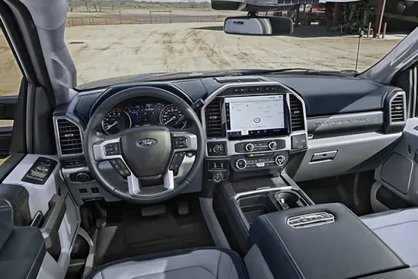 Interior y tablero de instrumentos de la Ford F-250.