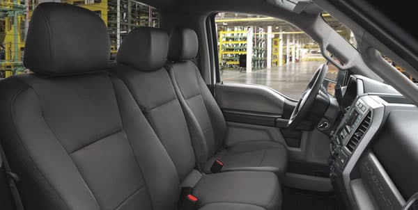 Asientos e interior de la Ford F-350 Super Duty.