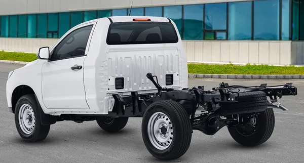 Vista trasera y lateral de la JAC Frison T5 Chasis Cabina.