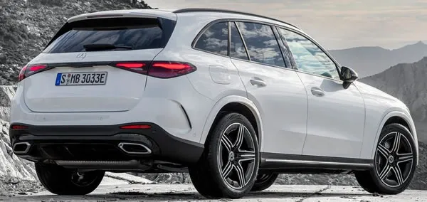 Vista trasera y lateral de la Mercedes-Benz GLC SUV.