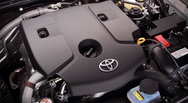 Detalle del motor diésel de la Toyota Hilux.