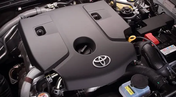 Detalle del motor di&eacute;sel de la Toyota Hilux.