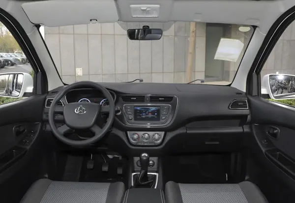 Tablero de instrumentos de la Changan Honor S Cargo. Eqipo final podr&iacute;a cambiar en la unidad de entrega.