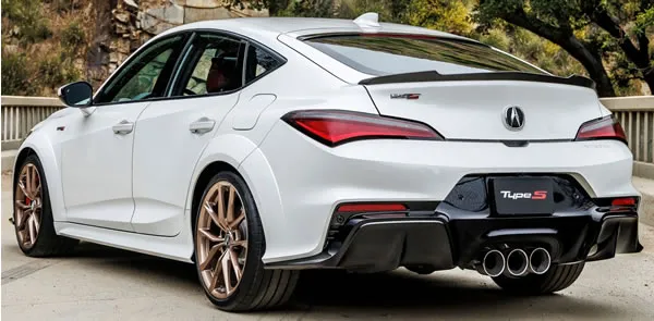 Escape triple y vista trasera del Acura Integra Type S.