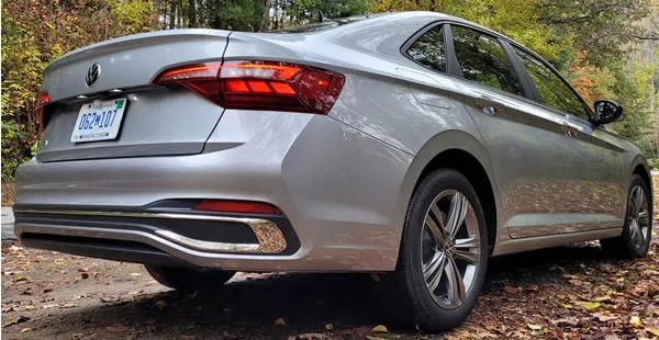 Vista trasera y lateral del Volkswagen Jetta.