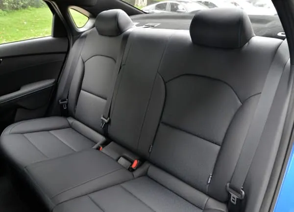 Asientos traseros del KIA K3.