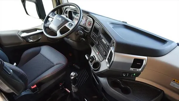 Cabina interior del tractocami&oacute;n JAC K7.