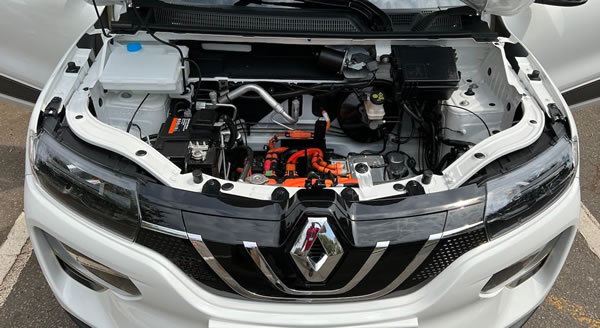 Detalle del motor eléctrico del Renault Kwid E-Tech.