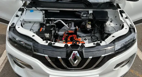 Detalle del motor el&eacute;ctrico del Renault Kwid E-Tech.