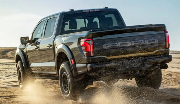 Vista trasera y lateral de la Ford Lobo Raptor.