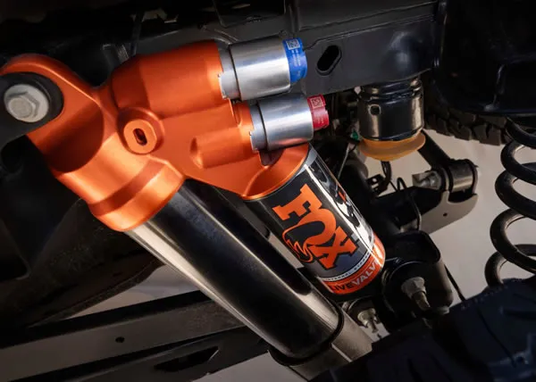 Acercamiento al amortiguador FOX de la Ford Lobo Raptor.