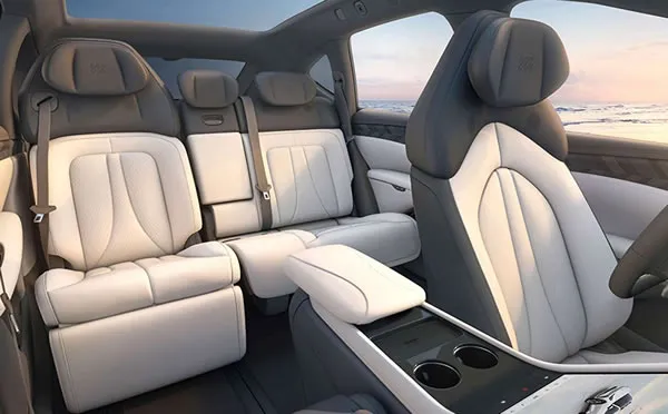 Habit&aacute;culo y asientos traseros de la MG IM LS7.