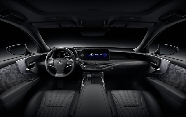 Interior y tablero de instrumentos del Lexus LS.