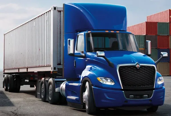 Tractocami&oacute;n International LT con caja.