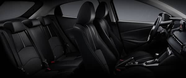 Interior y arreglo de asientos del Mazda 2 Hatchback.