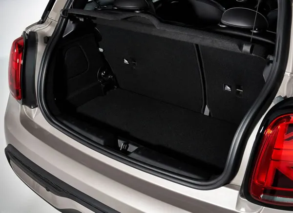 Peque&ntilde;o maletero trasero del MINI Cooper 3 Puertas.